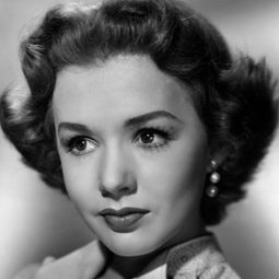 派珀·勞瑞 飾演 Frances Warsaw