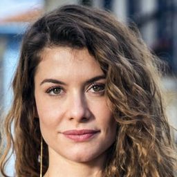 Alinne Moraes 飾演 Helena