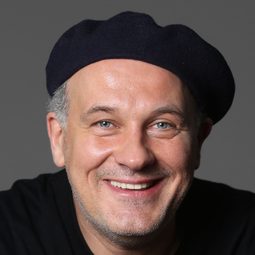 Andris Keiss 飾演 Boss (voice)