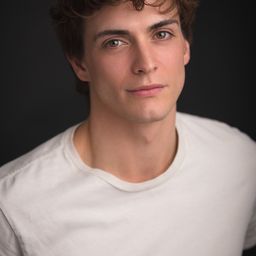 Kaden Connors 飾演 Stephen