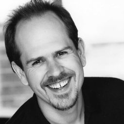 喬許·史托伯格 - 醉餓遊戲導演