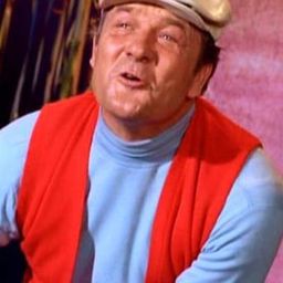 Bobby Hall 飾演 Warden Kelley