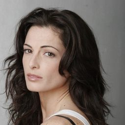 Eleonora Ivone 飾演 Anna