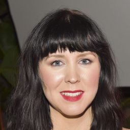 愛麗絲·洛維 - 迫日營救演員 飾演Commander Roberts