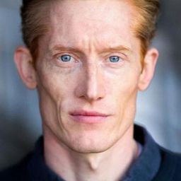 傑克·庫蘭 - 星塵傳奇演員 飾演Bernard