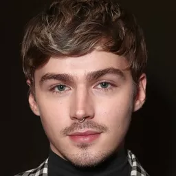 麥爾斯·海澤 飾演 Cal