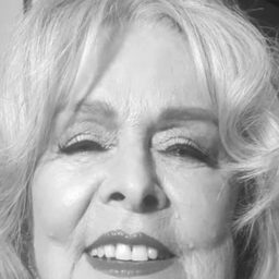 Regina Lamm 飾演 Médica