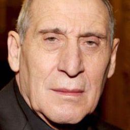 賽爾索·布耶洛 飾演 pare de Salvador