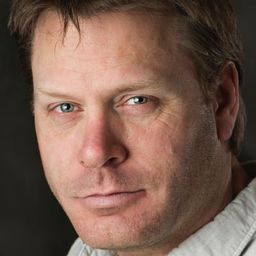 Blair Johannes 飾演 Big Boss Suit #1