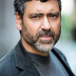 Massimiliano Pazzaglia - 越空行者演員 飾演Italian Desk Cop