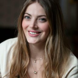 Tuva B Larsen 飾演 Naomi