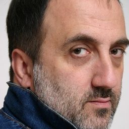 Alexandru Bindea 飾演 Priest on the road