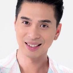 艾卡恰伊·尤阿桑康瑟特 飾演 Pauly