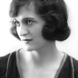 Mercia Swinburne 飾演 Caryll Sheppard