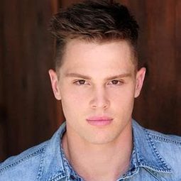 奥斯汀·富萊伯格 - 馬里布救生營演員 飾演Craig