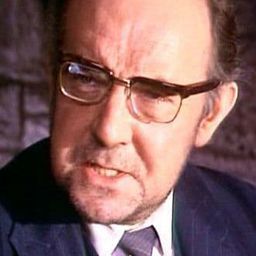 Redmond Phillips 飾演 Sir David Crawford