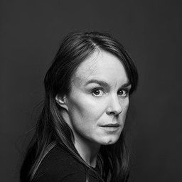 Rebecka Hemse 飾演 Emma