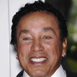 Smokey Robinson 飾演 Self