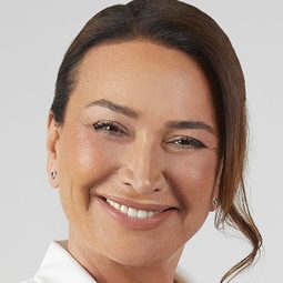 戴美特·阿可芭 - 沒有圖書館的圖書館長演員 飾演Siti Ana