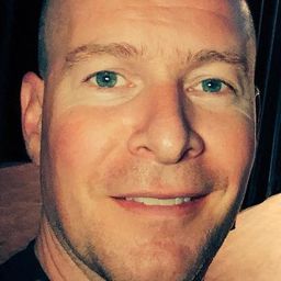 Tommy Campbell 飾演 Chopper Comms Commander