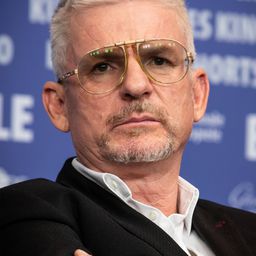 Heinz Strunk 飾演 Schwanenmeister