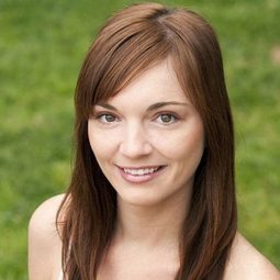 Jackie Michele Johnson 飾演 Extremely Happy Girlfriend