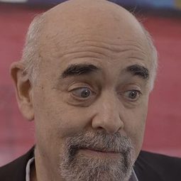 Jim Kempner 飾演 Art Gallery Owner