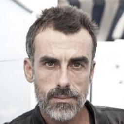 湯瑪士·卓巴奇 - 巴治奧：神奇小馬尾演員 飾演Vittorio Petrone