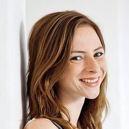 Carolyn Genzkow - 計程車演員 飾演Prostituierte