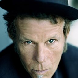 湯姆·威茲 - 死無可死演員 飾演Hermit Bob