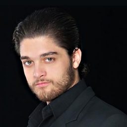 Omar Khorshed 飾演 