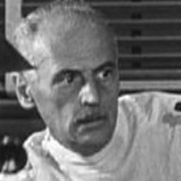 Perry Ivins - 天堂艷史演員 飾演Radio Commentator (uncredited)