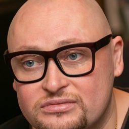 Aleksandr Medvedev - 爆炸性的成功演員 飾演Boïko