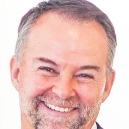 Stephen Jennings 飾演 Pieter Bok