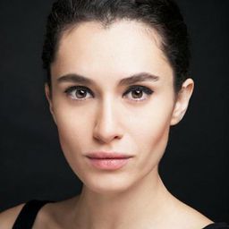 Hande Doğandemir 飾演 Ayperi