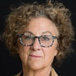 Jane Bertish 飾演 Carole Findlater