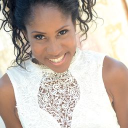 Kandace Caine 飾演 Karrie