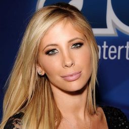 Tasha Reign 飾演 The Virgin Girl