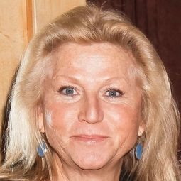 Leigh Kilton - 猜猜猜誰是兇手演員 飾演Complaining Lady Tourist