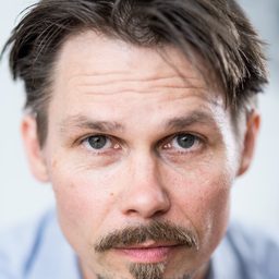 Nickel Bösenberg 飾演 Journalist