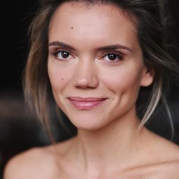 Valeriya Dergileva 飾演 Christina