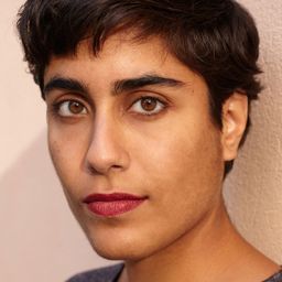 Tala Al Deen 飾演 Farrah