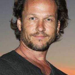 Martin Dingle-Wall 飾演 Scott Allen