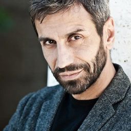 Massimiliano Benvenuto 飾演 Max