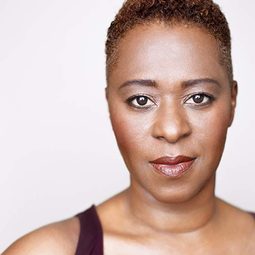 Treisa Gary 飾演 Brenda