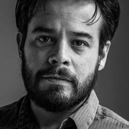 李奧納多·歐提茲里斯 飾演 Gilles