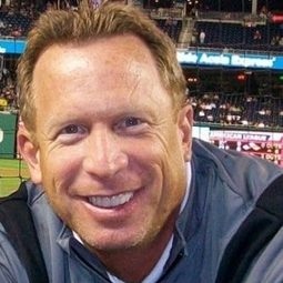 Mark Robert Ellis 飾演 Baseball Coach