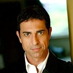 Michael A. Miranda 飾演 Paolo