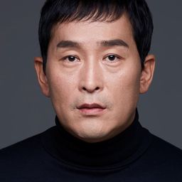 Jo Seok-hyeon 飾演 Firefighter 2