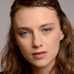 Sara Klimoska 飾演 Elena